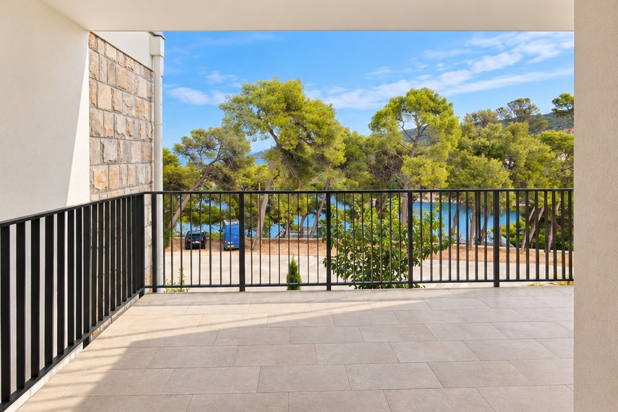 Covered terrace with view of greenery