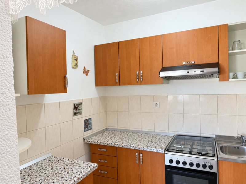 Kitchen units with wall cabinets