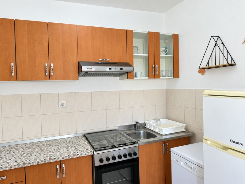 Kitchen with cooker, sink and refrigerator