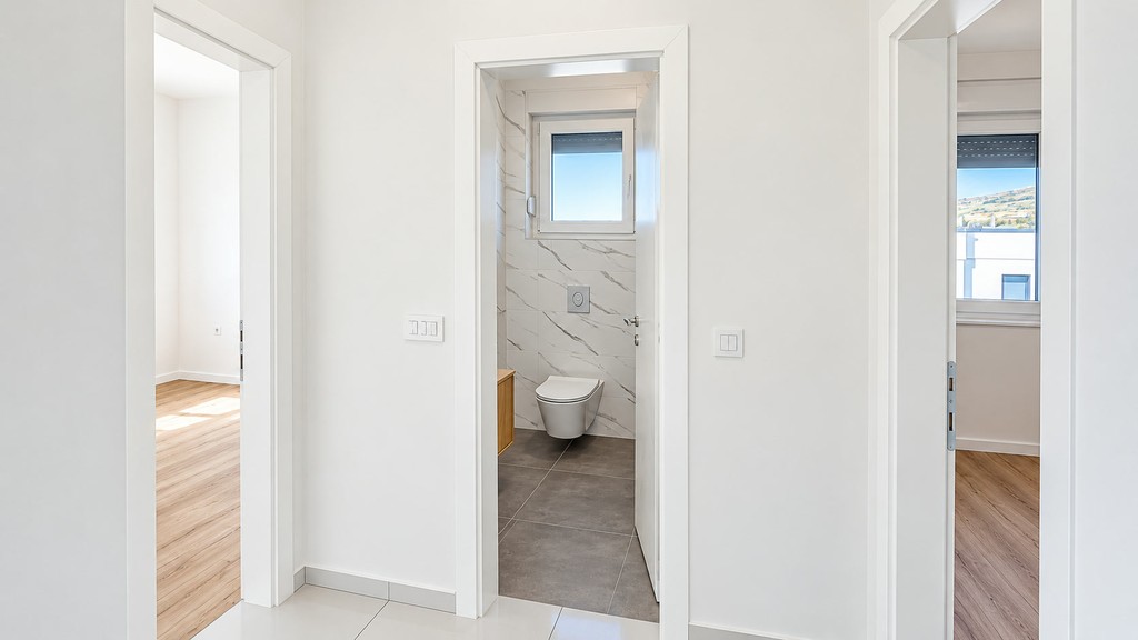 Hallway with a view into the bathroom