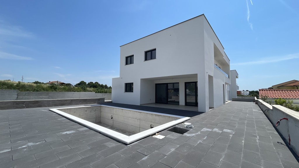 Ground-floor apartment with tiled outdoor area
