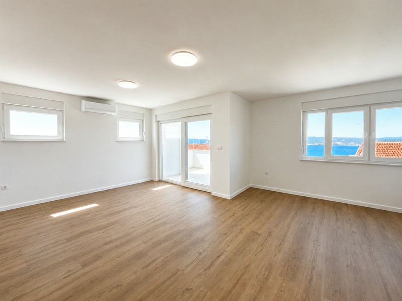 Bright living room with wooden floor and air conditioning