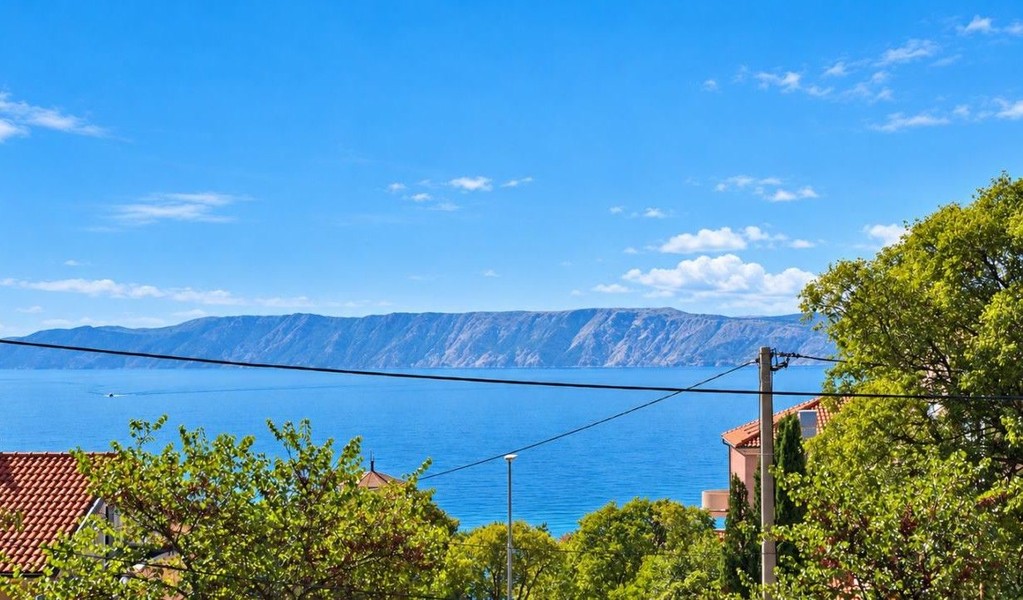 Apartment with garden and sea view in Novi Vinodolski