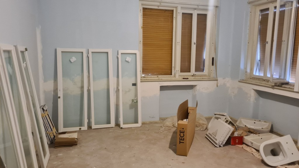 Room before renovation