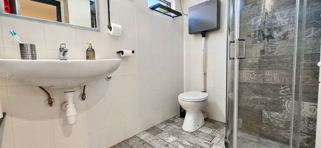 Bathroom with washbasin and toilet