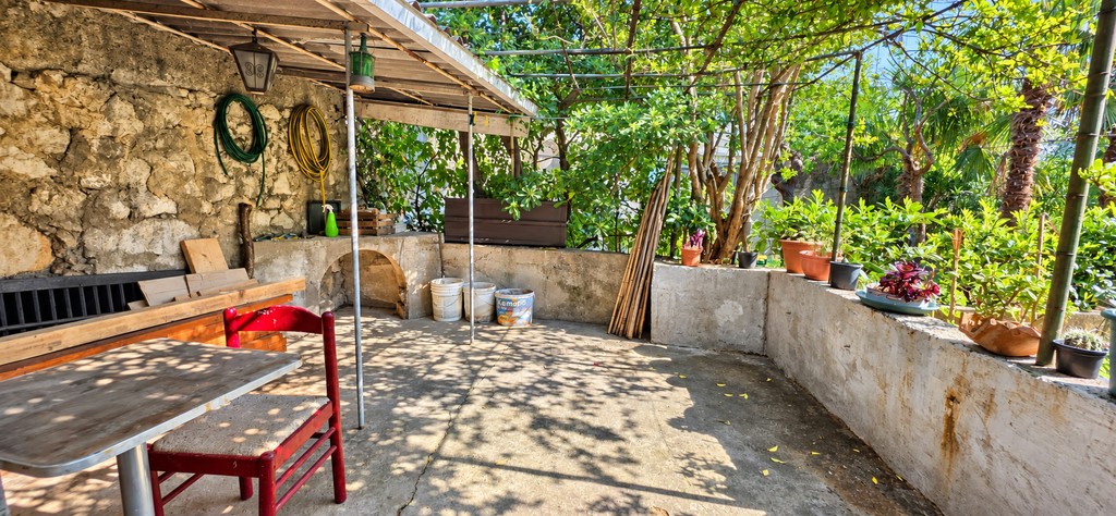 Garden house with covered seating area