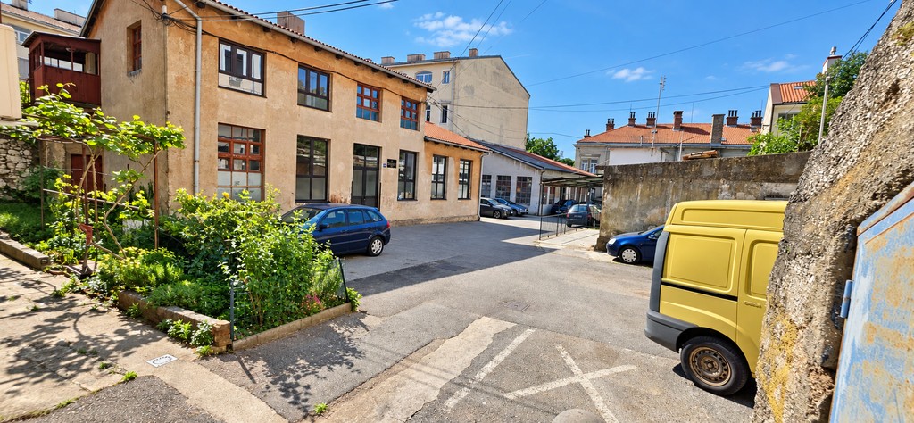 Top-floor apartment with garden and parking in the courtyard in Rijeka