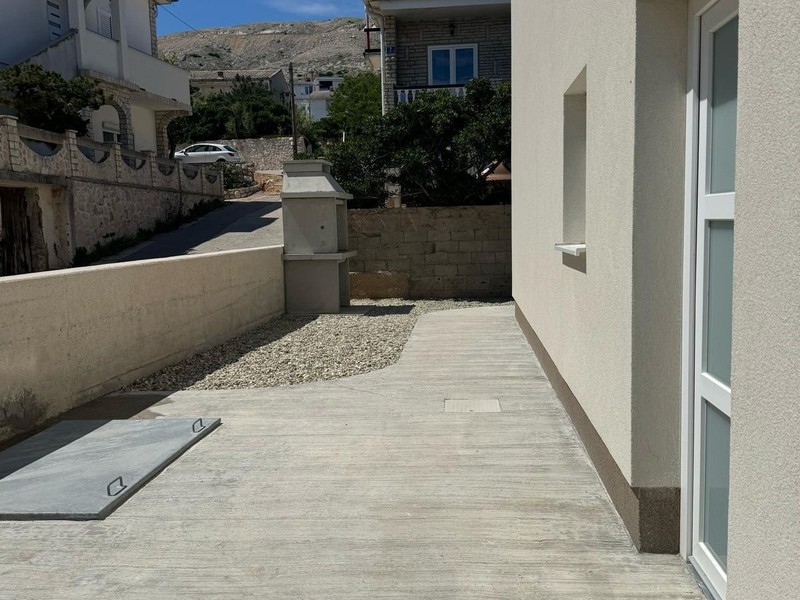 Access to the house with gravel area