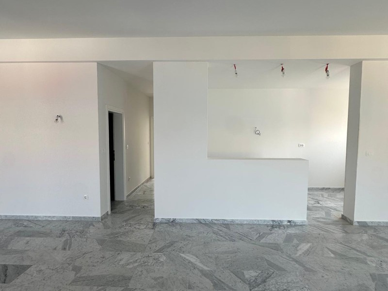 Large living space with marble floor and access to the terrace