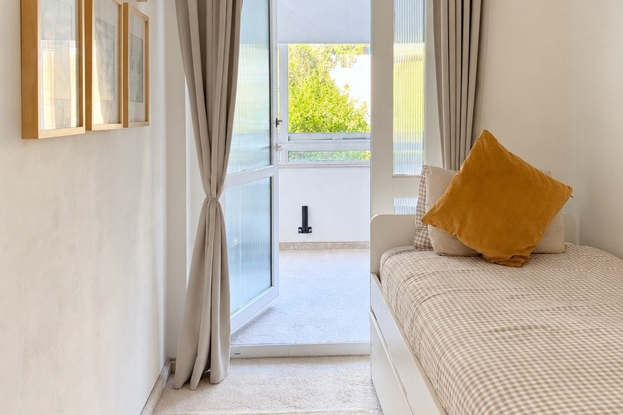 Bedroom with access to the loggia