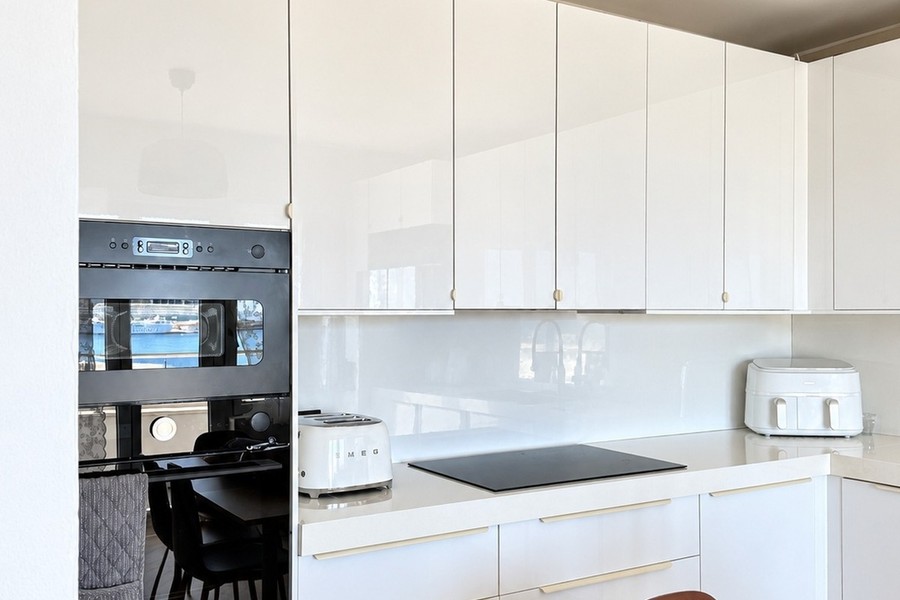 Kitchen with white high-gloss fronts and oven