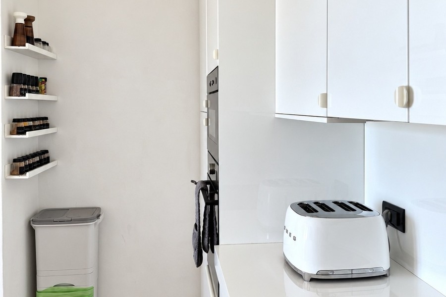 Kitchen units with shelves and hob