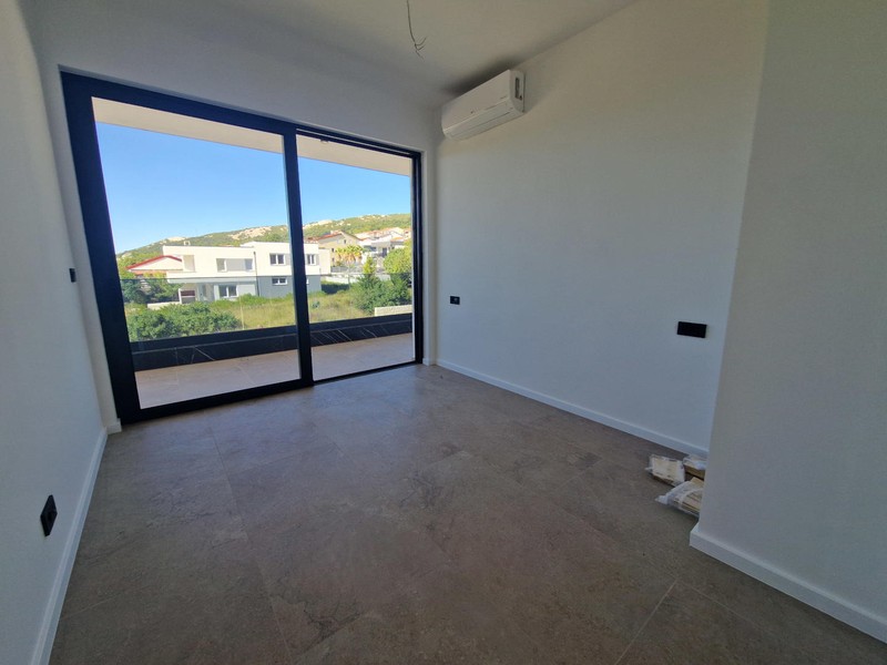 Bedroom with air conditioning and access to the terrace