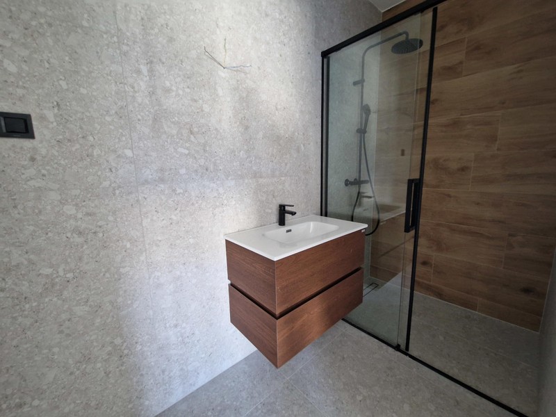 Bathroom with shower and washbasin