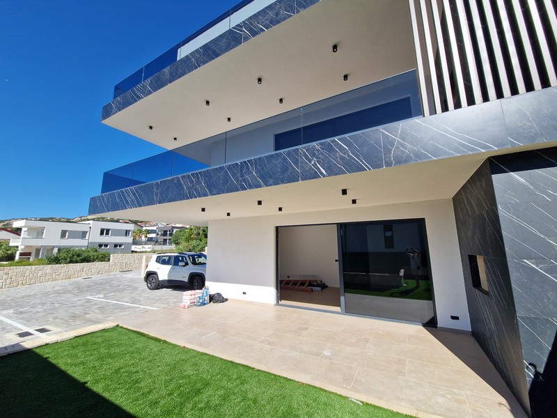 Terrace and garden of the ground-floor apartment with parking space