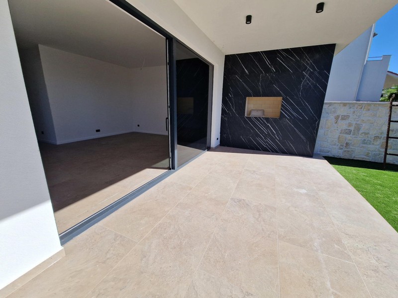 Covered terrace with access to the garden