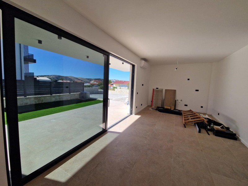 Living room with glass front and view of the garden