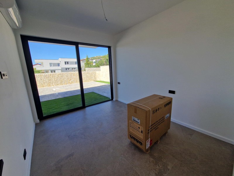 Living room with air conditioning and view of the terrace