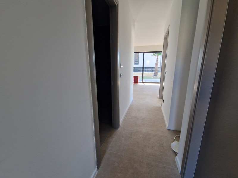 Entrance area with view towards the loggia