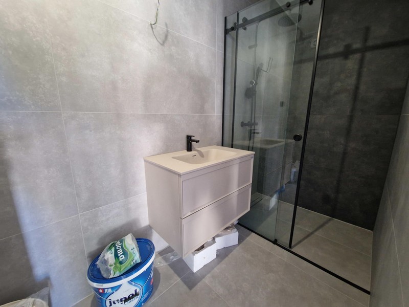 Bathroom with shower and washbasin