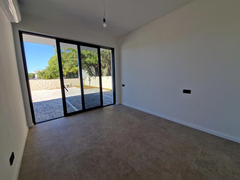 Bedroom with window to the garden