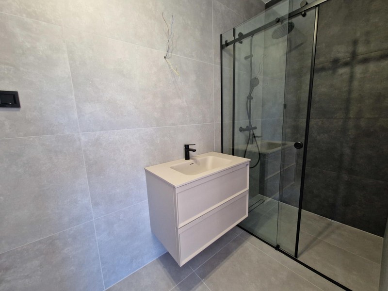 Bathroom with shower and washbasin