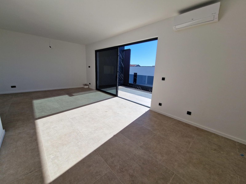 Living room with lift-and-slide door to the loggia