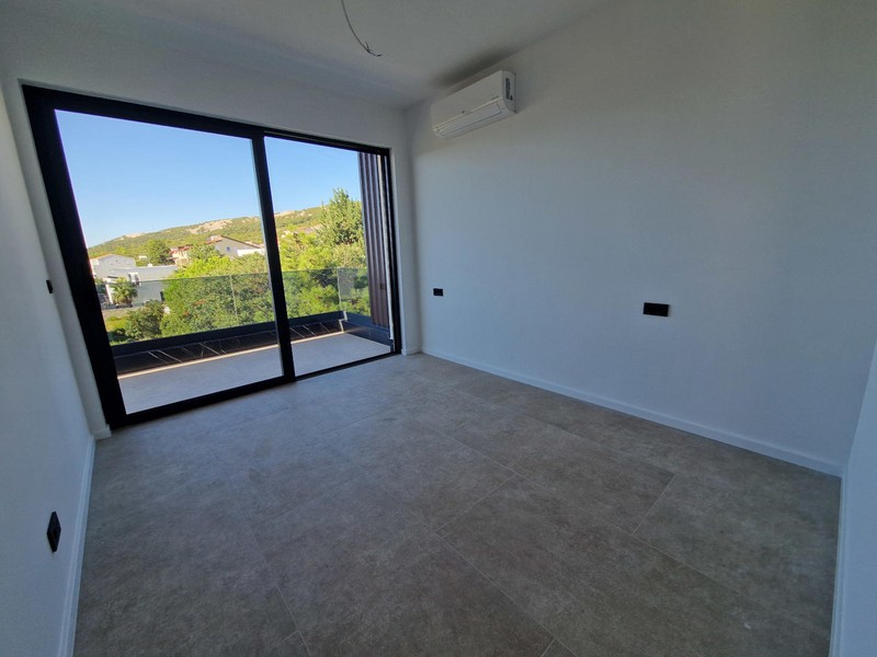 Bedroom with air conditioning and window to the loggia