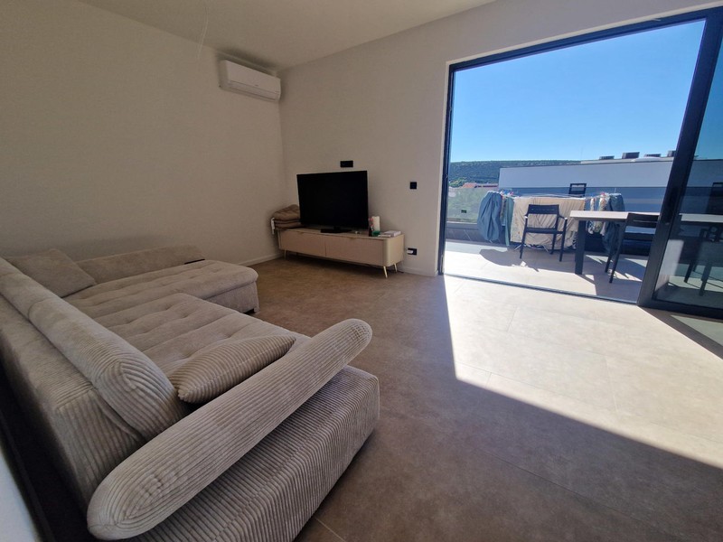 Furnished living room with access to the terrace