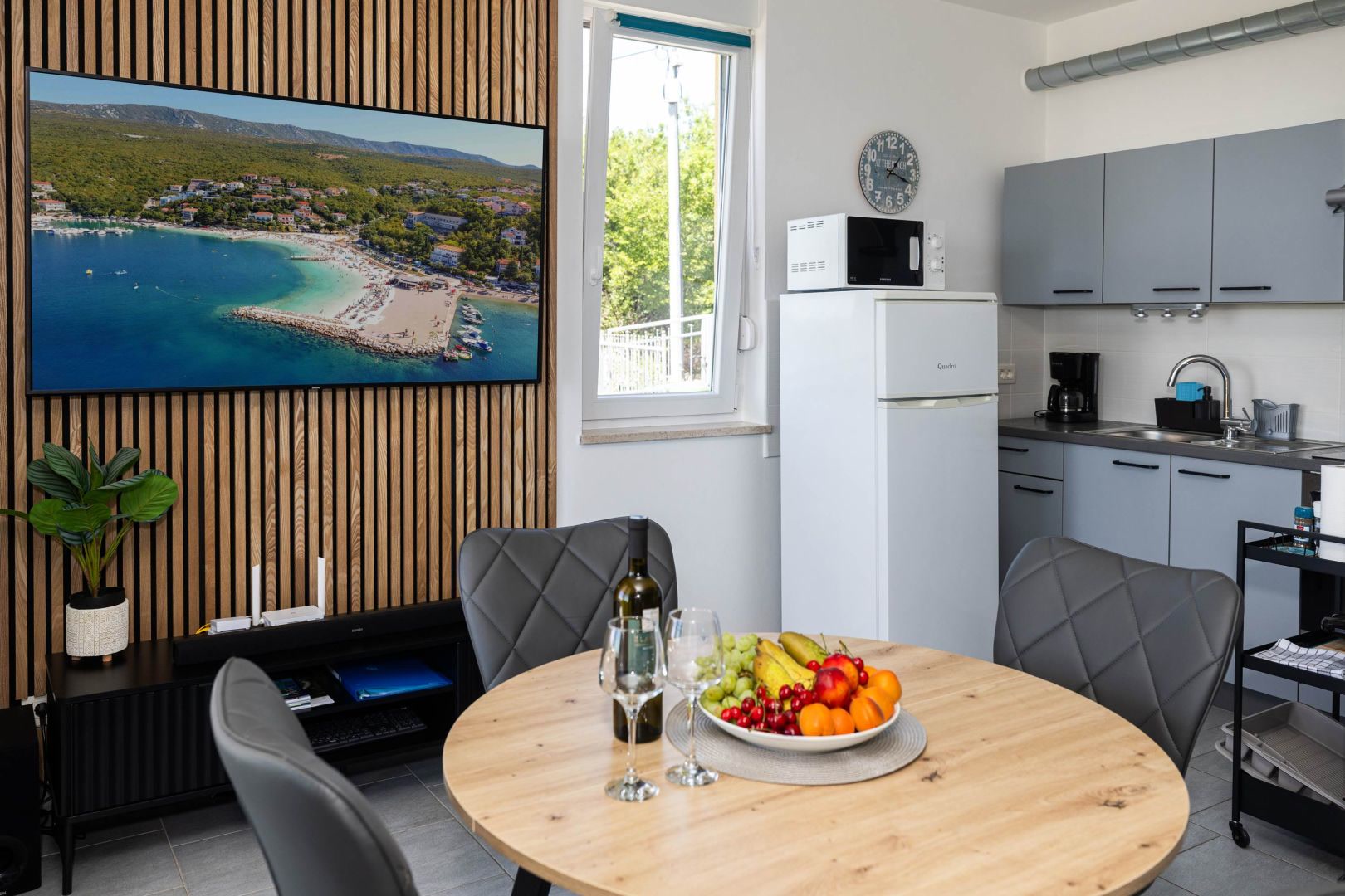 Dining area with fruit bowl and kitchen unit