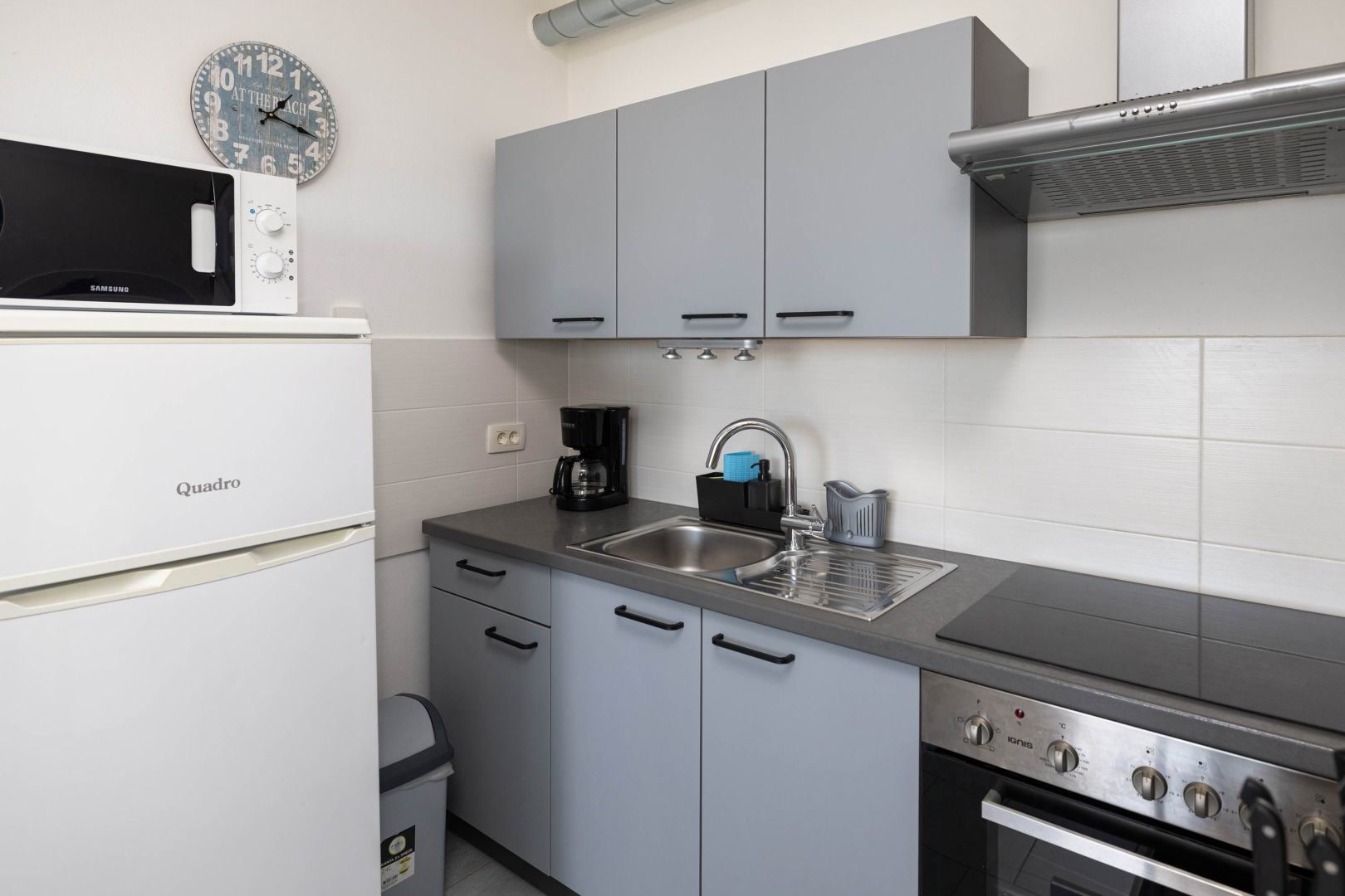 Kitchen with grey fronts and oven