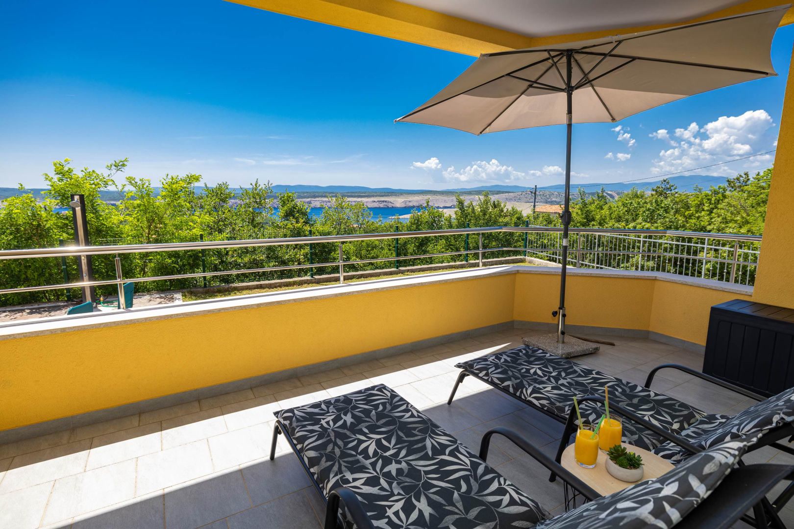 Loggia with parasol and sea view