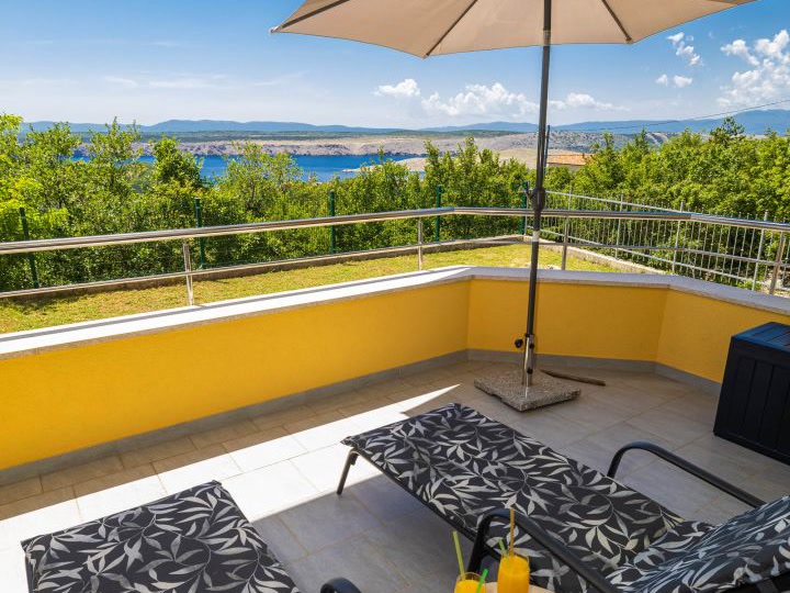 Loggia with sun loungers and view of the sea