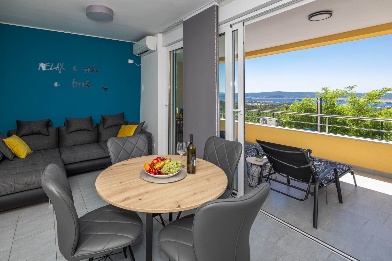 Living room with dining table and access to the loggia