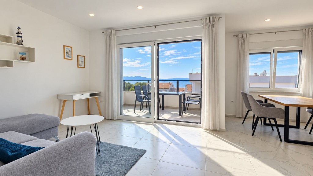 Living room with corner sofa and access to the loggia