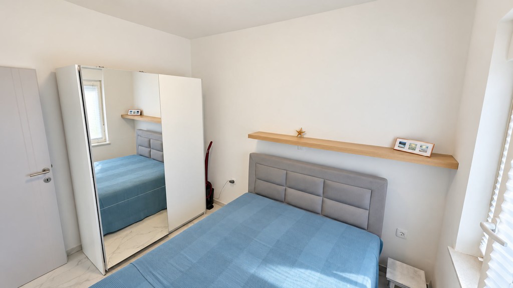 Bedroom with mirrored wardrobe and double bed