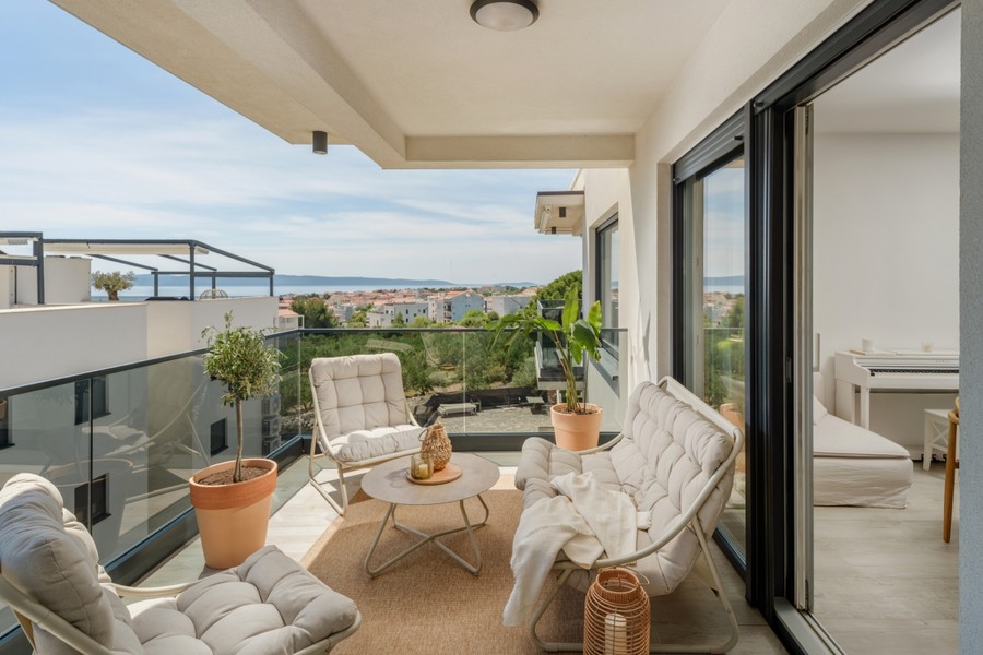 Covered terrace with armchairs and sea view