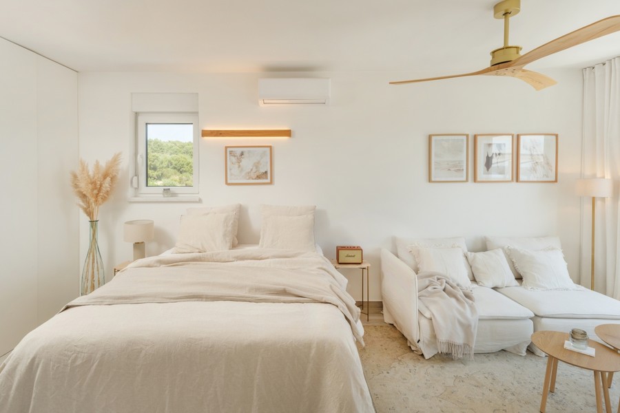 Bedroom with double bed and air conditioning