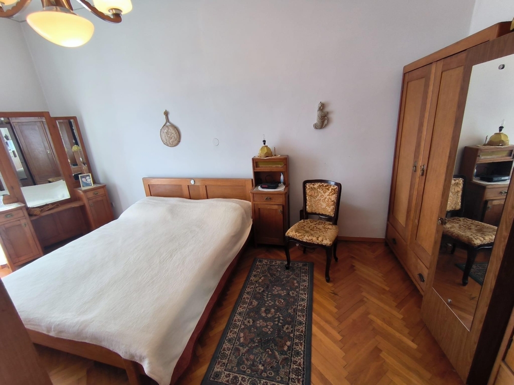 Bedroom with window and classic furnishings