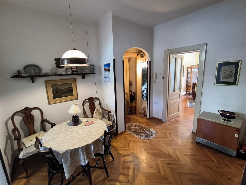 Hallway with dining area and parquet floor