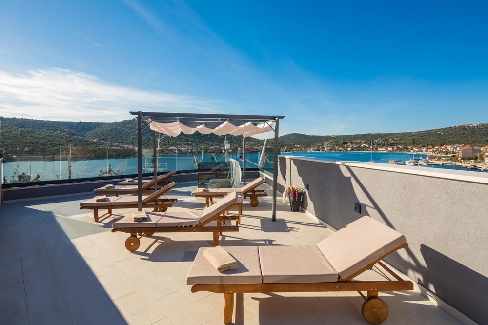 Property with a roof terrace by the sea - Panorama Scouting.