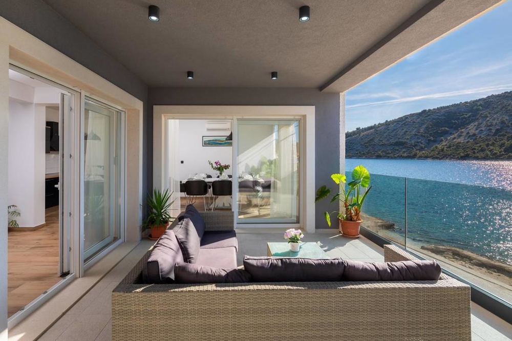 Balcony with sea view - property by the sea - Panorama Scouting.