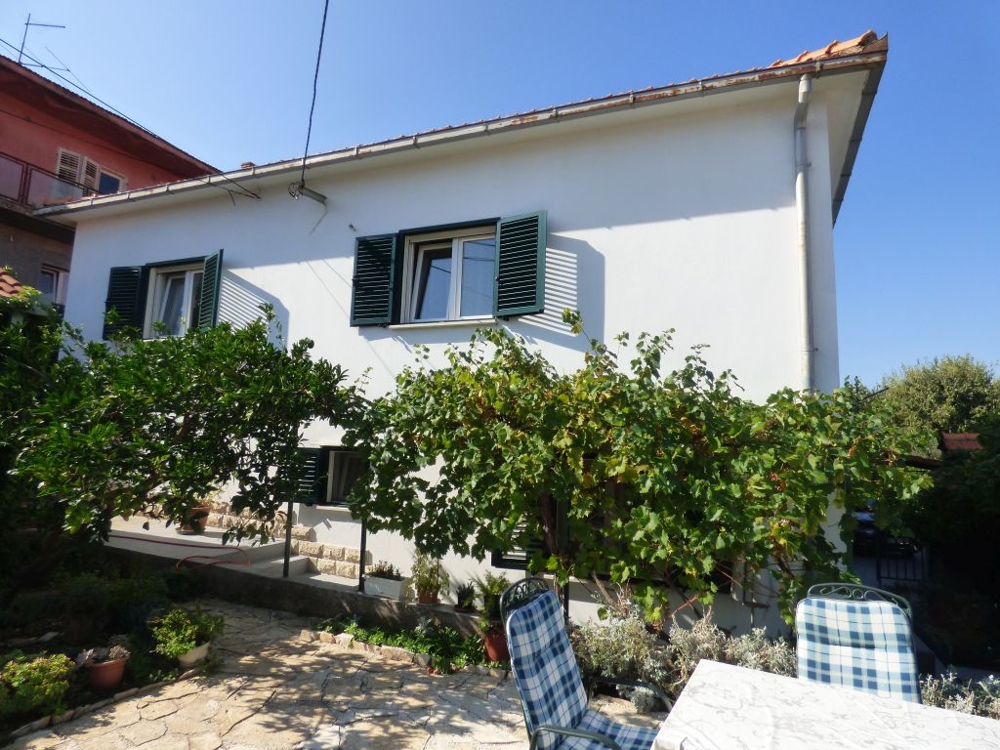 Mediterranean house near the town centre in Trogir for sale - Panorama Scouting.