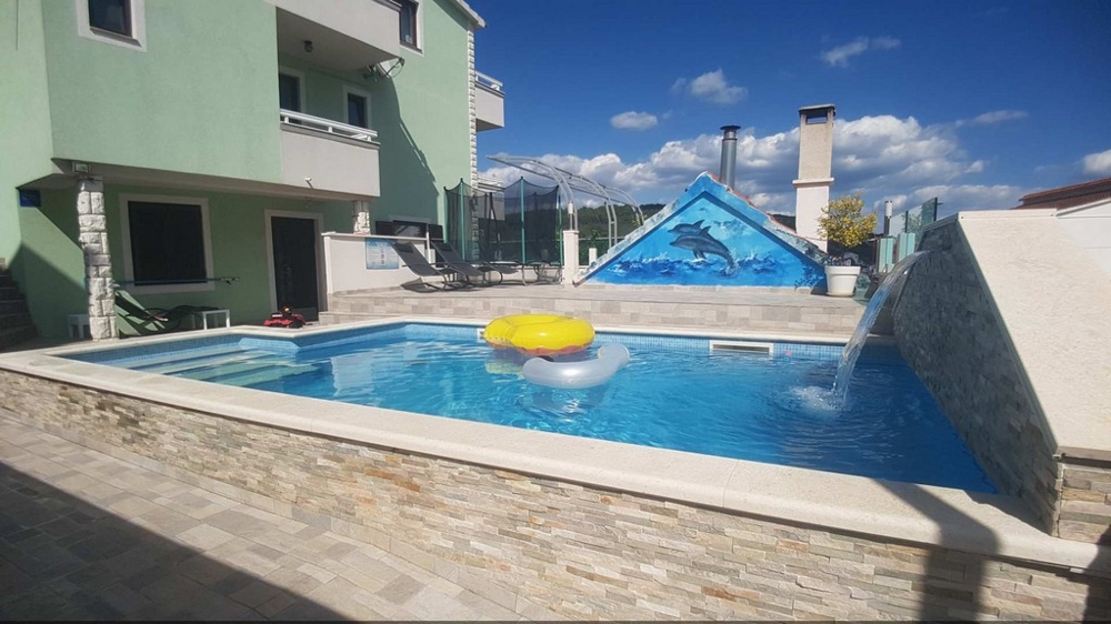 View from the lounge area of ​​the swimming pool and the back of the house
