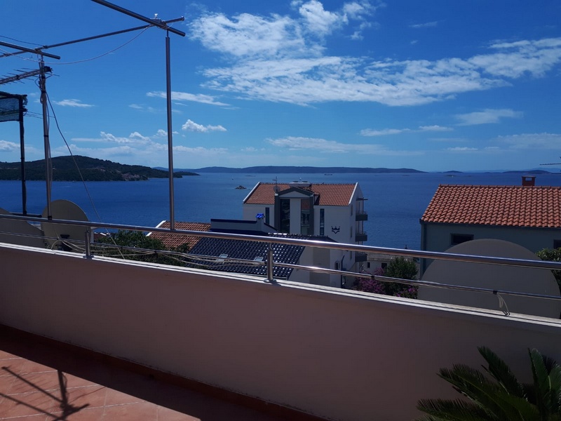 Terrace with a view over neighboring roofs to the bay and islands