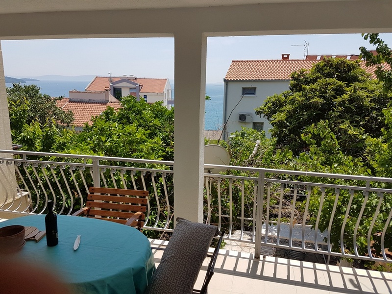 View of the seating area on the terrace in the garden with a view of the house