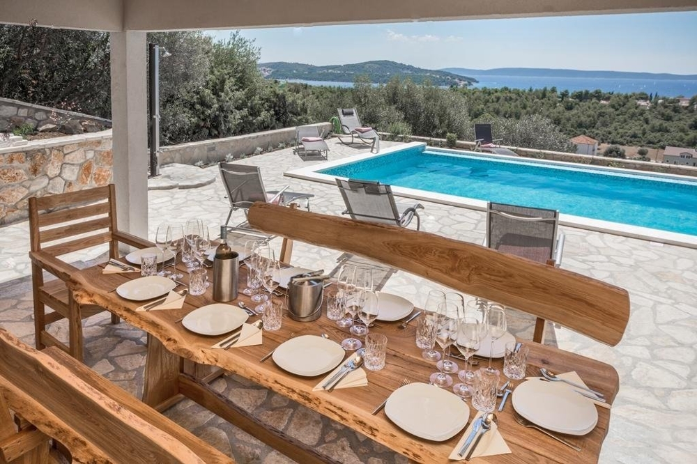 View from the dining area on the terrace of the pool and the sea.