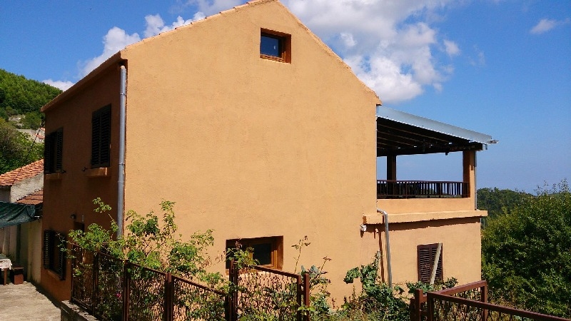 View from the street of the entrance area and the side of the house - buy a single-family house in Croatia.