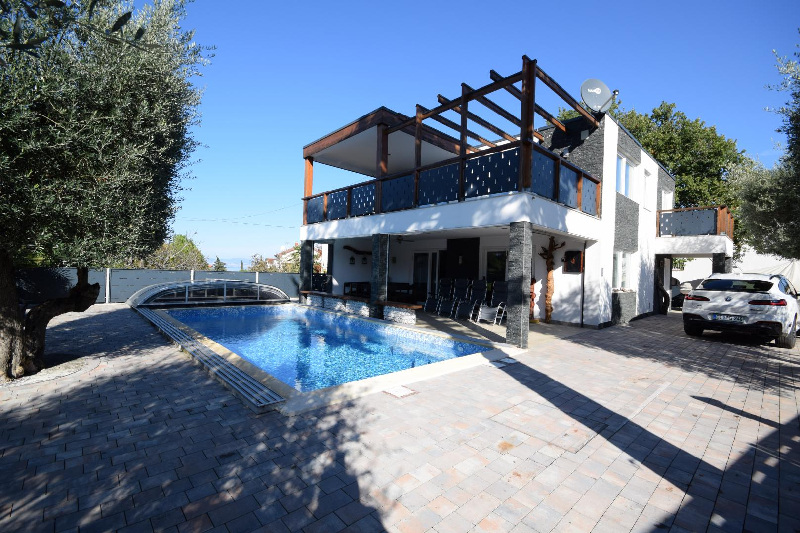 Malinska, Island of Krk: House with Pool near the Beach