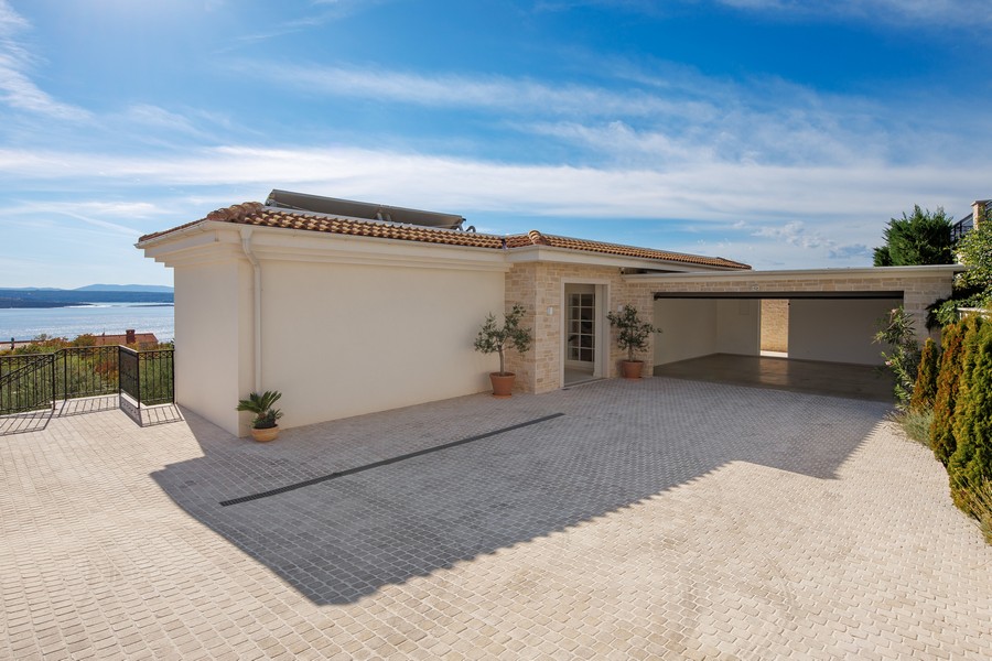 Entrance area of ​​Villa H1919 in Crikvenica, Croatia - Panorama Scouting.